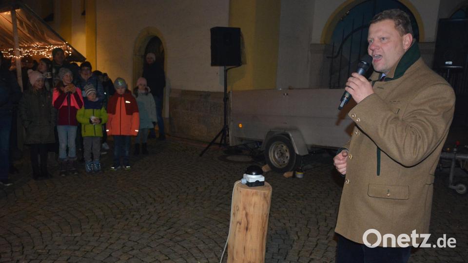 Bürgermeister Stefan Grillmeier schaltete die neue Weihnachtsbeleuchtung ein. Bild: jr