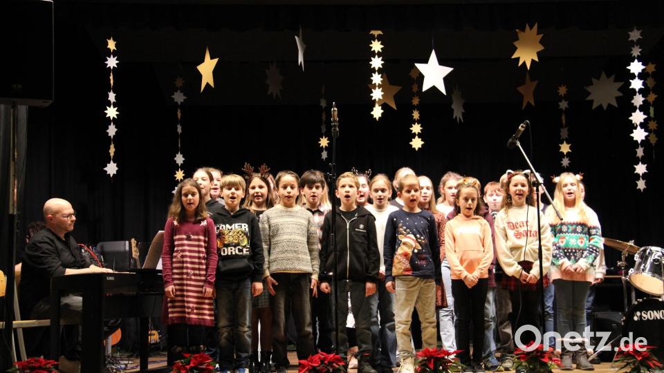 In den unterschiedlichsten Besetzungen boten Schülerinnen und Schüler sowie Lehrkräfte der Lobkowitz-Realschule den Zuhörern ein abwechslungsreiches Weihnachtskonzert. Bild: prh