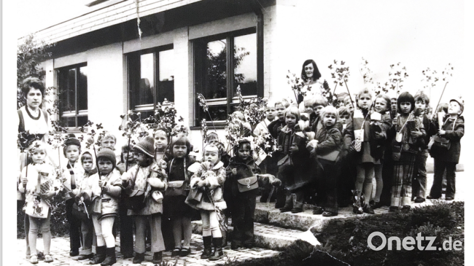 Bereits im Oktober 1974 eroberten die Mädchen und Buben mit ihren damaligen Erzieherinnen, voller Vorfreude, den neuen und fertigen Kindergarten St. Nikolaus. Repro: wlr