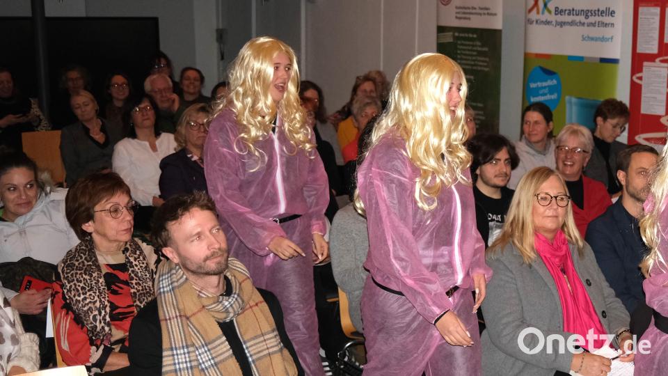 Die Mitglieder der Theatergruppe "Spieltriebe" greift bei der Veranstaltung zum Gedenktag "Nein zu Gewalt gegen Frauen" Szenen auf, in denen rote Linien überschritten werden. Bild: Hirsch