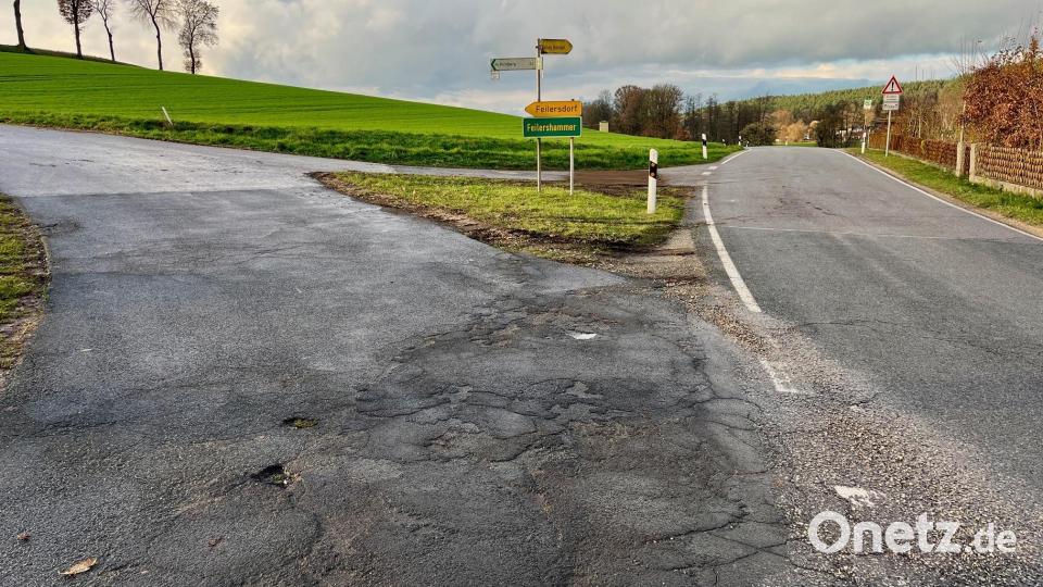 Weil die Fahrbahn der Kreisstraße NEW 8 an der Abzweigung bei Feilersdorf-Siedlung um 17 Prozent geneigt ist, haben längere Fahrzeuge, wie Schulbusse, Probleme beim Abbiegen und bleiben dort öfter hängen. Im Zuge der Instandsetzung der Fahrbahn soll dieser große Knick entschärft werden. Bild: Gabi Schönberger