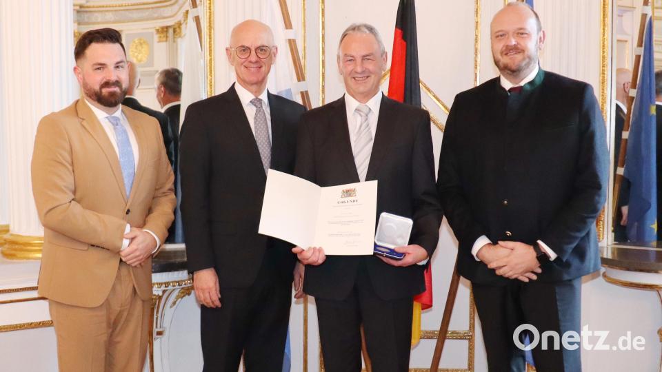 Regierungspräsident Walter Jonas (2.v.l.) mit dem Geehrten, Josef Arnold (2.v.r.), dem Landrat Andreas Meier (1.v.r.) und dem 1. Bürgermeister der Stadt Neustadt/WN, Sebastian Giering (1.v.l) Bild: Regierung der Oberpfalz / Stühlinger-Weinhändler