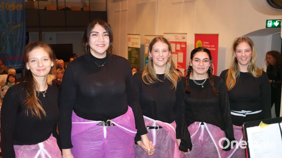 Die Theatergruppe "Spielbetriebe" mit Antonia Bäuml, Melda Sakim, Veronika Eichwald, Iguli Darwish und Alexandra Eichwald. (von links) zeigte in ihrem Szenenspiel rote Linien auf. . Bild: Hirsch