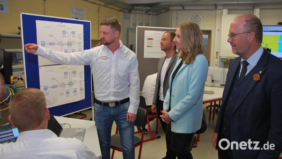Schüler der Techniker-Schule erklären der Ministerin, wie Computer in einem Netzwerk kommunizieren können. Bild: gsp