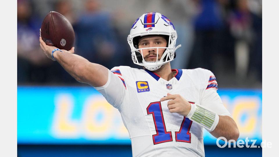 NFL-Sportler Josh Allen kniete beim Heiratsantrag. Bild: Ashley Landis/AP/dpa