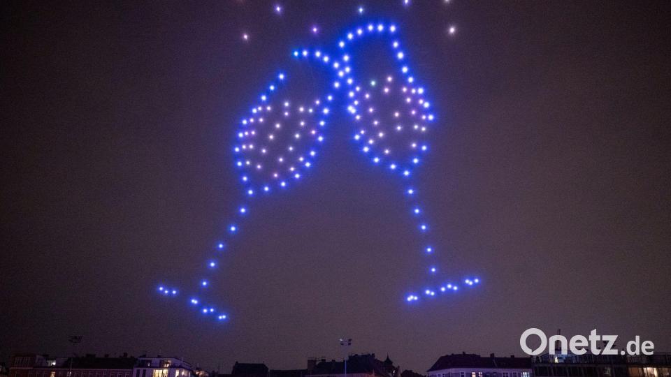 Drohnen zeichneten vergangenes Jahr unterschiedlichste Motive in den dunklen Himmel. Archivbild: Monika Skolimowska/dpa