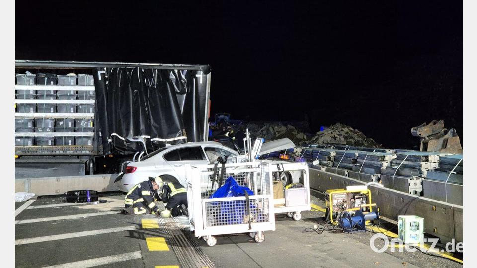 Mehrere Autobahnabschnitte wurden nach der Unfallserie gesperrt. Bild: Sascha Thelen/dpa