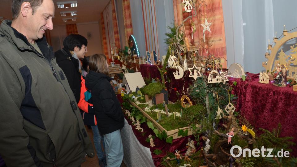 Krippen mit vielen Details sind im Waldauer Pfarrheim noch an den verbleibenden drei Adventswochenenden zu sehen. Bild: dob