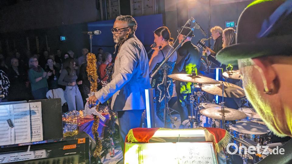 Mitwippen und mittanzen bei „Boogie Woogie Santa Claus”. Bassist Harry (re) mit dem Frontsängertrio Ashonte „Dolo“ Lee , Diana Laden, Michael „Michon“ Deiml, im Hintergrund Danny an der Gitarre und Mackl am Saxophon Bild: eib