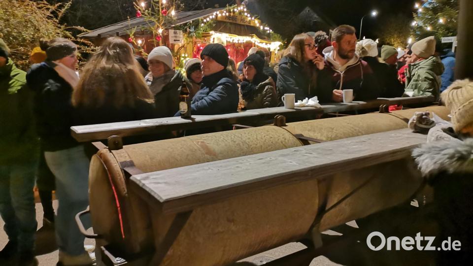 Ein altes Jauchefass dient beim Adventsmarkt in Haag als Ofen. Bild: amö