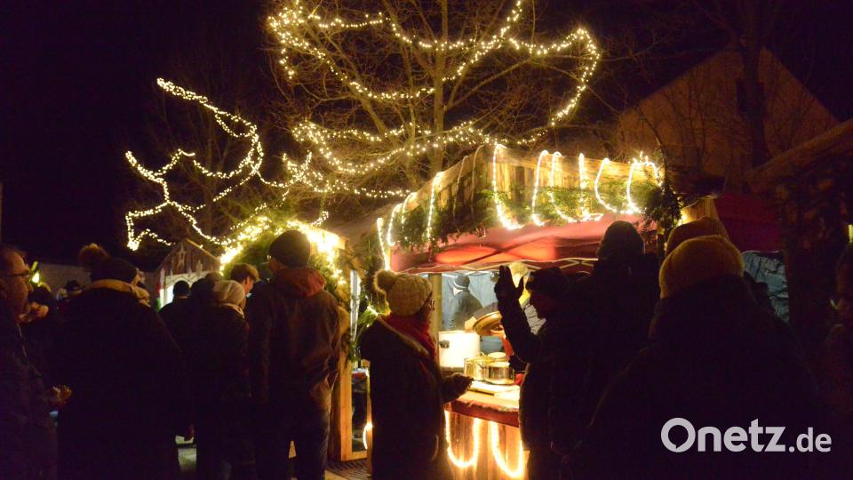 Der Platz am Rathaus war mit Lichterketten wunderschön geschmückt, die eine echt weihnachtliche Stimmung vermittelten. Bild: bey