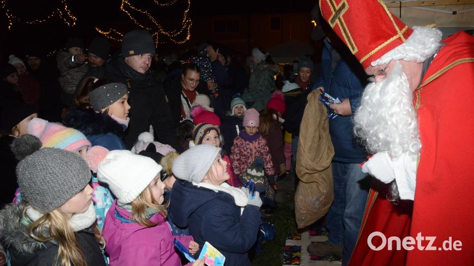 Der Nikolaus war wieder &quot;draußen von Wald&quot; hergekommen und hatte viel Schokolade in seinem Gepäck mitgebracht. Bild: bey