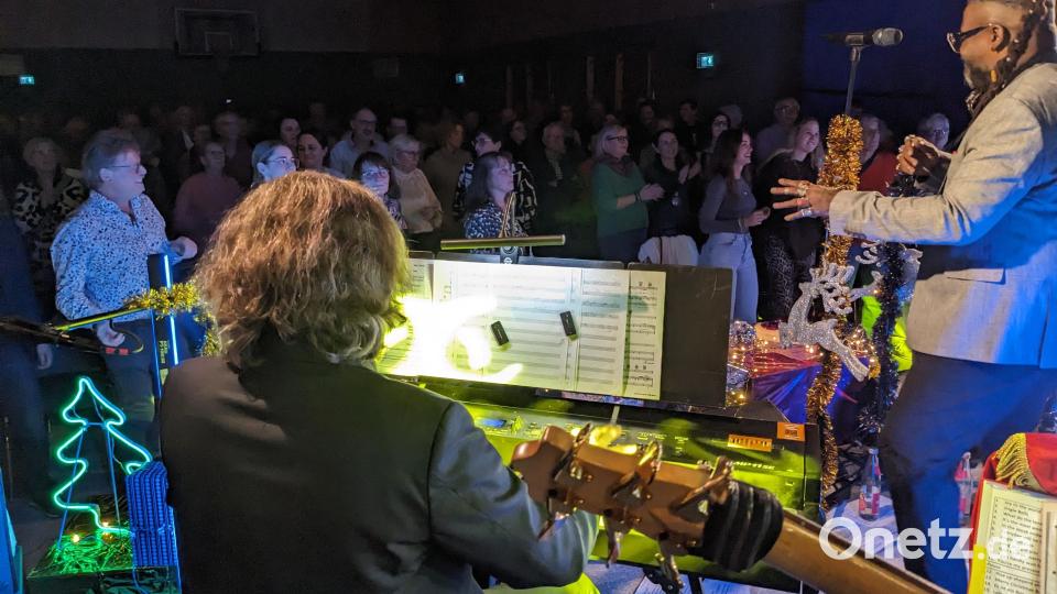 Mitwippen und mittanzen, der ganze Saal vibriert. Toby Mayerl am E-Piano (vorne) und Frontsänger Ashonte „Dolo“ Lee heizen ein Bild: eib