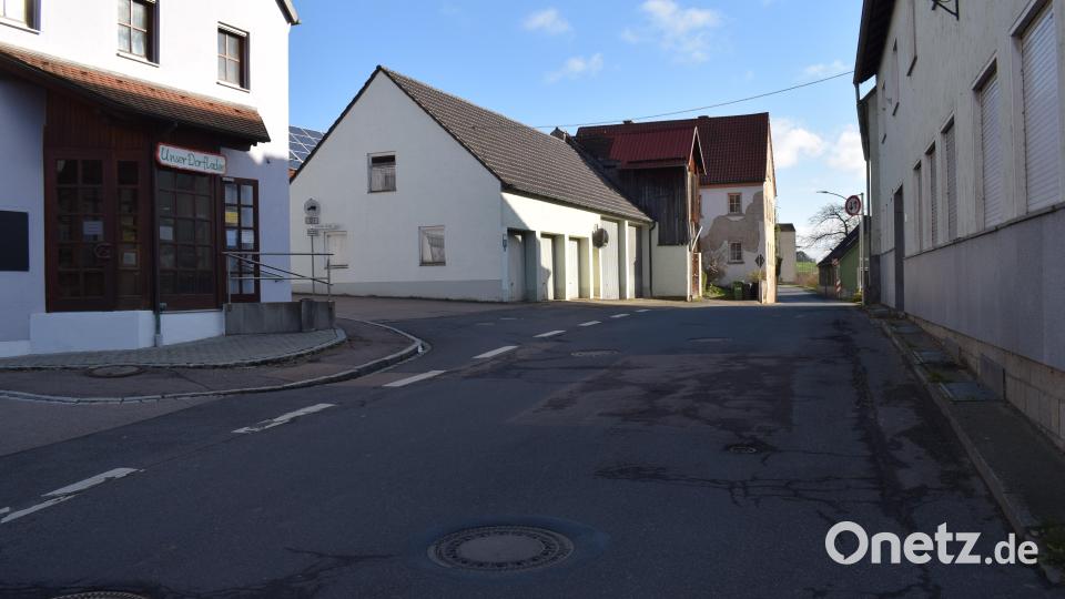 Die St 2040 wird im nächsten Jahr ausgebaut. In diesem Zuge werden im Ortsbereich die Rohe für das Trinkwasser und die Kanalisation neu verlegt. Bild: bnr