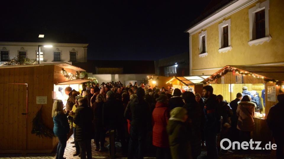 Vor dem Landrichterschloss waren die Verkaufsstände aufgestellt, die sich meist zwei Vereine teilten. Bild: bey