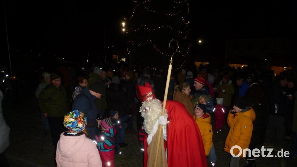 Der Nikolaus (Zweiter Bürgermeister Julian Kraus) beschenkte weit über 100 Kinder. Bild: bk