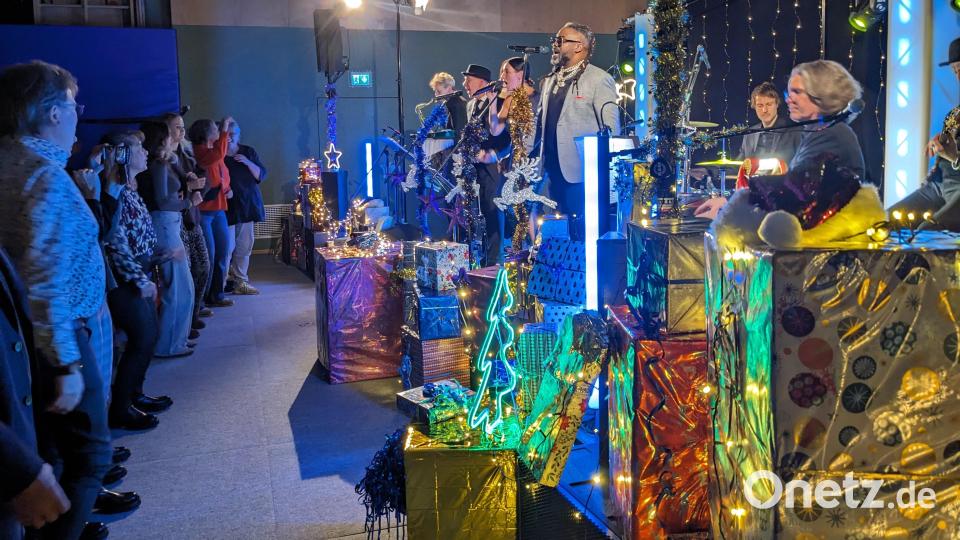 Mitwippen und mittanzen, nicht nur in der ersten Reihe: Dafür sorgt Bandleader Toby Mayerl (rechts vorne) mit seiner achtköpfigen Weihnachts-Spezial-Band. Bild: eib