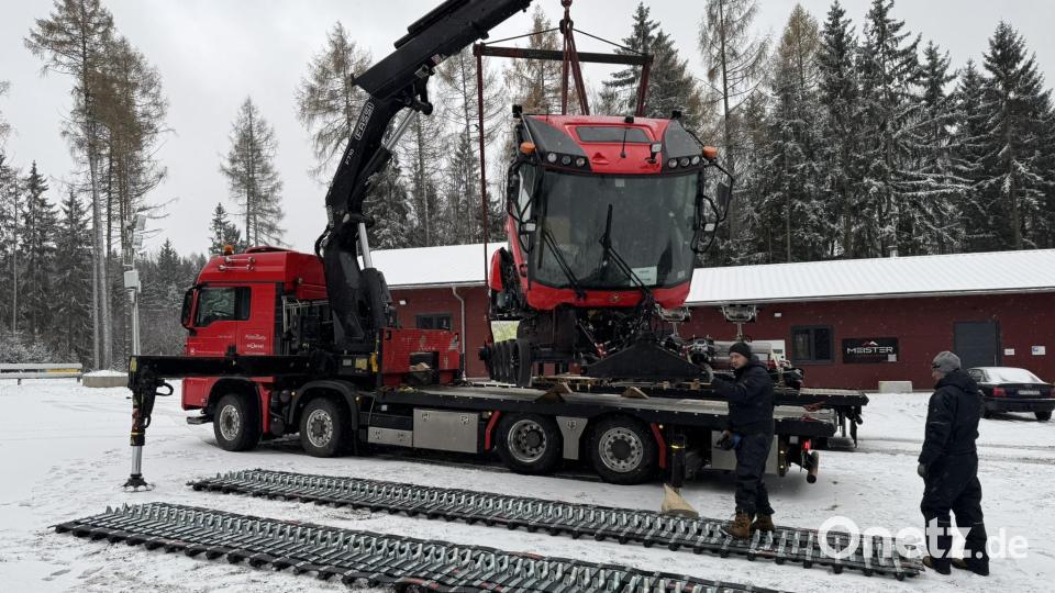Bei der Ankunft der neuen Pistenraupe lag im Langlaufzentrum Rotbühl Schnee, der sich allerdings nicht lang hielt. Bild: chl