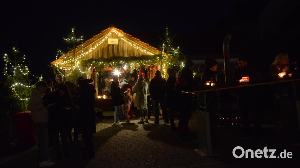 Ein bisserl abseits von den Verkaufsständen bot sich für die Besucher dieser Stand für den Genuss eines Glühweines an. Bild: bey