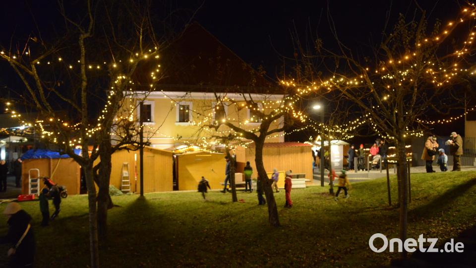 Die Lichterketten zwischen den Obstbäumen am Landrichterschloss gehören einfach zum Weihnachtsmarkt, für viele Kinder ist das dann eine richtige vorweihnachtliche Spielwiese. Bild: bey