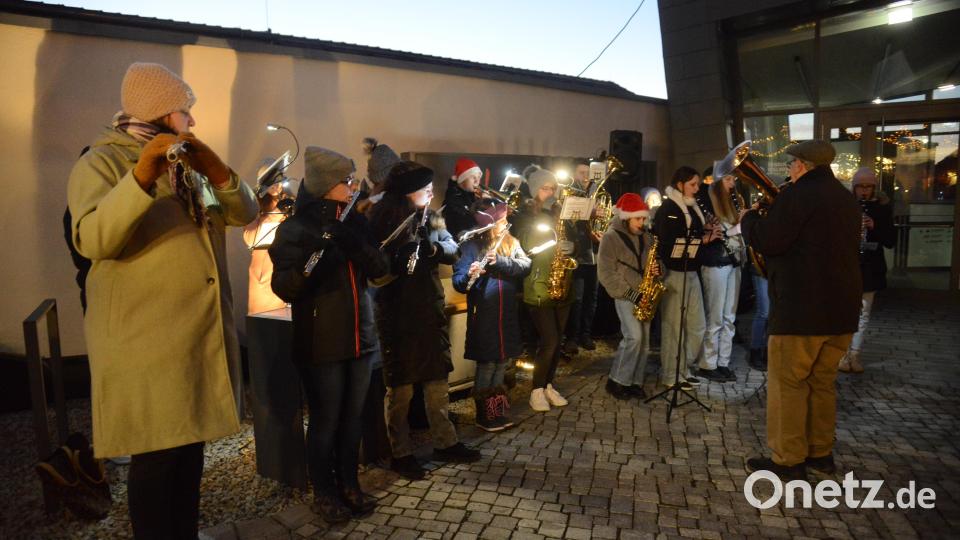 Die Jugendblaskapelle Parkstein überbrachte die ersten Weihnachtsgrüße musikalisch. Bild: bey
