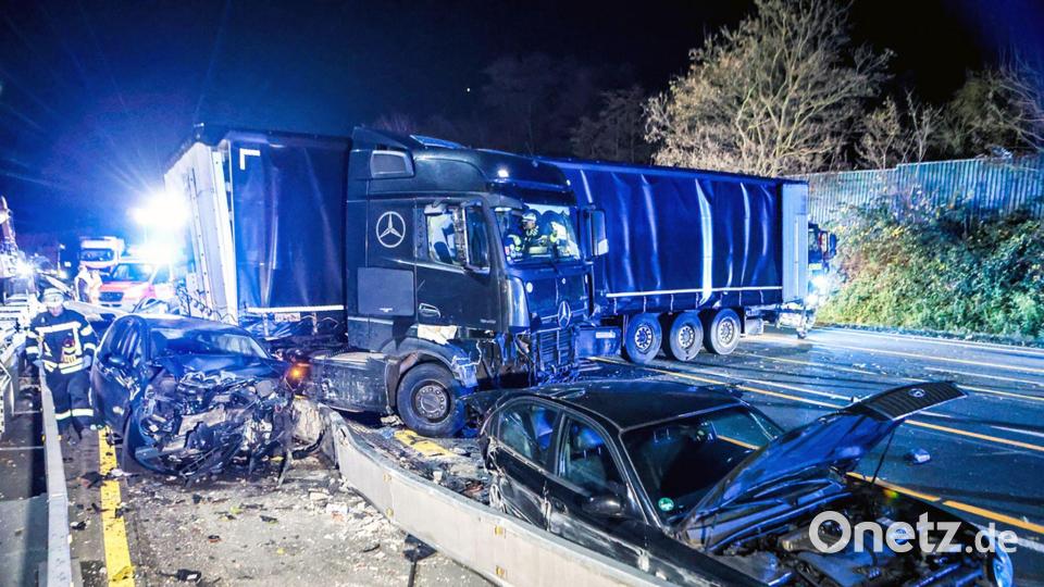 Der Lastwagen war in eine Unfallserie mit 50 beteiligten Fahrzeugen verwickelt. Bild: Alex Talash/dpa