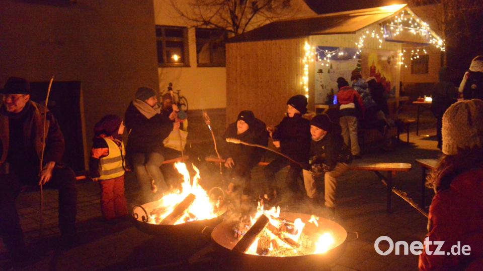 Hintern Rathaus konnten sich die Besucher überm offenen Feuer ein Stockbrot mundgerecht zubereiten. Bild: bey