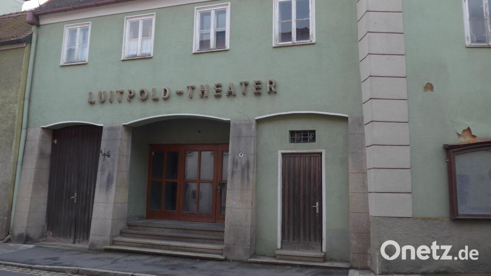 Das ehemalige Luitpold-Kino in Tirschenreuth wird ein Theater mit Multifunktionsraum und Schaubrauerei. Nun gibt es auch einen Zeitplan, wann der Umbau starten soll. Bild: tss
