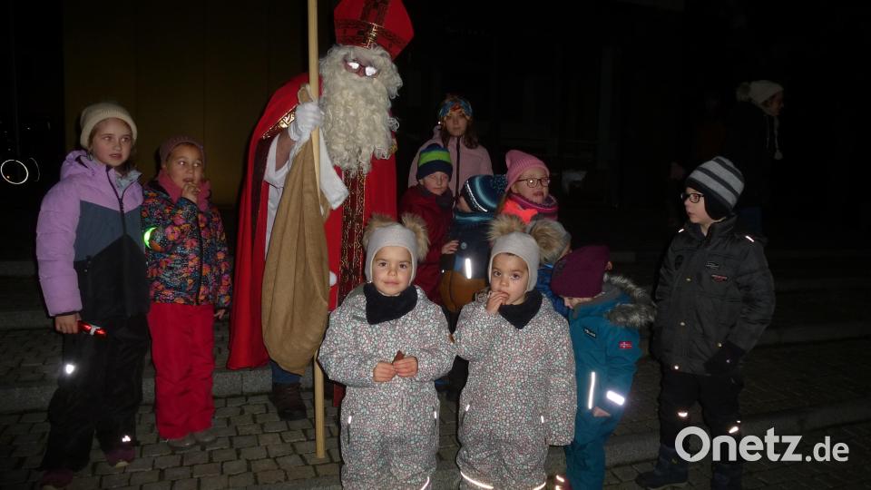 Sankt Nikolaus erfreute die Kinder mit kleinen Geschenken Bild: bk