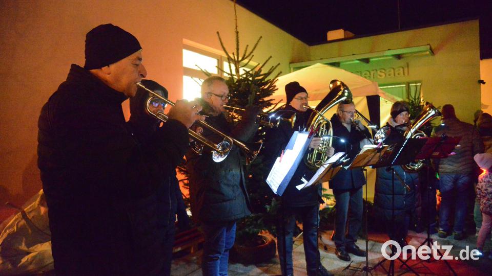Die Bläsergruppe der Pfarrei brachte die weihnachtliche Atmosphäre mit entsprechenden Musikbeträgen auf die Dorfweihnacht. Bild: bey
