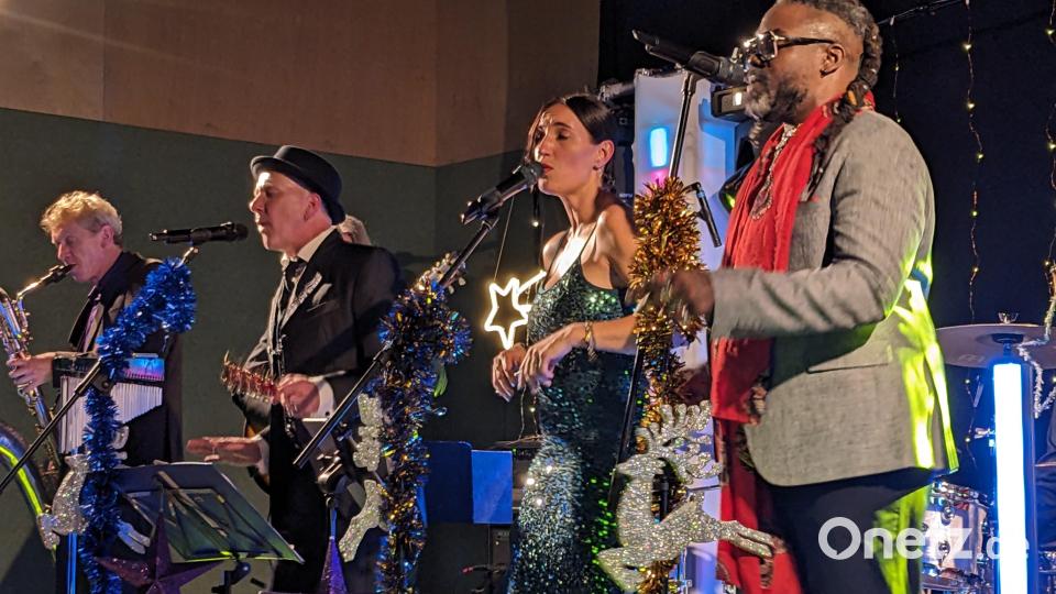 Das phantastische Gesangstrio mit Frontsängerin Diana Laden, Michael „Michon“ Deiml (li) und Ashonte „Dolo“ Lee (re).mit Mackl Strobl am Sax Bild: eib