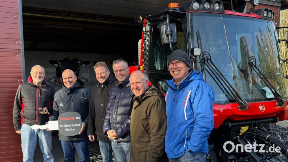 Bei der symbolischen Schlüsselübergabe: (von links) Harald Schmid von der Firma Kässbohrer, Christian Reil (SC Monte Kaolino Hirschau)die Bürgermeister Alwin Märkl, Herrmann Falk und Markus Eichermüller sowie Richard Zweck von der Gemeinde Freudenberg. Bild: chl