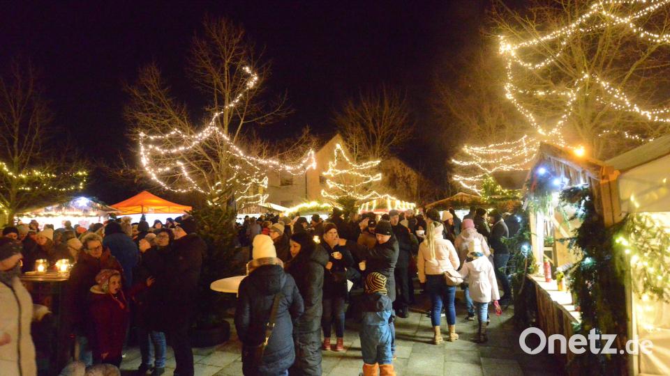 Die Lichterketten über den Verkaufsständen und zwischen den Bäumen brachten eine wunderbare Stimmung in die Dorfweihnacht. Bild: bey