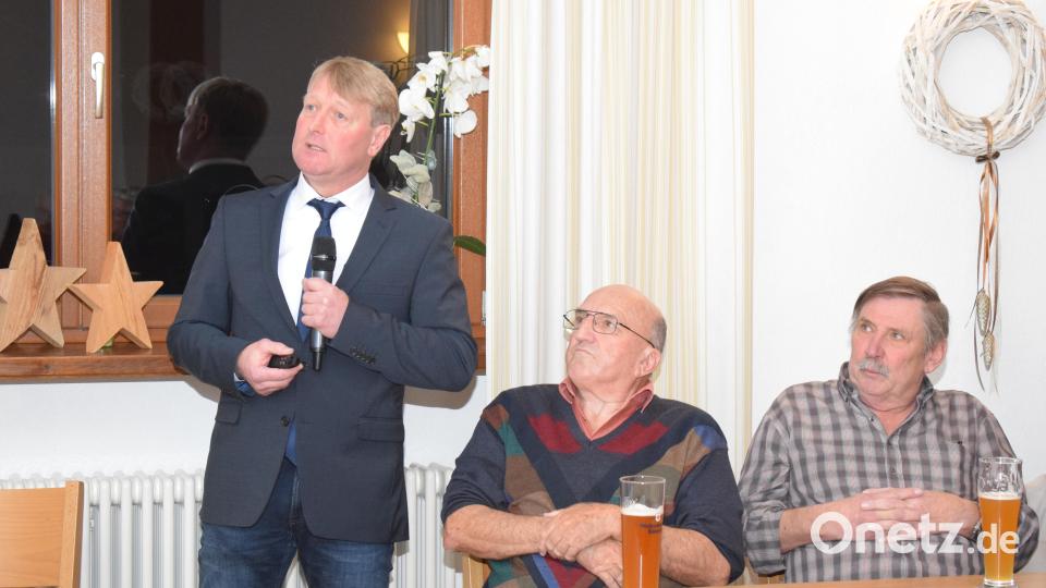 Bürgermeister Markus Schiesl erläutert die Entwicklung der Gemeinde Altendorf. Bild: bnr