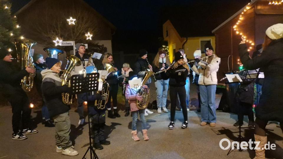 Die Jugendblaskapelle eröffnet den &quot;Haager Lichterzauber&quot;. Bild: amö