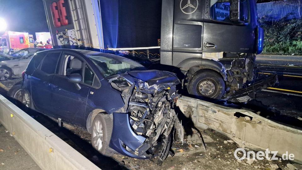 Die Wucht der Zusammenstöße ließ völlig demolierte Autowracks zurück. Bild: Justin Brosch/dpa