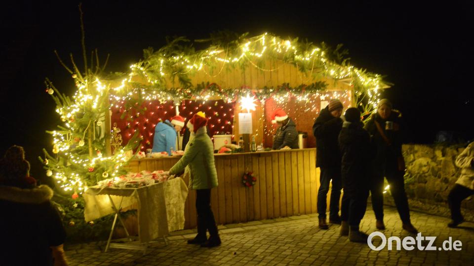 Einen Becher Glühwein und ein Stück Weihnachtsstollen - für viele Besucher bedeutete das kulinarisch einen Blick auf das bevorstehende Fest. Bild: bey