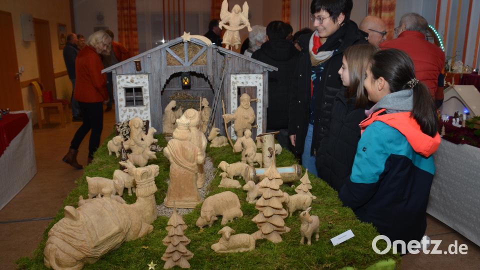 Vor allem für Kinder gibt es viel zu staunen. Die größte Krippe steuerte Martin Bauer der Ausstellung bei. Er schnitzte auch die Figuren selbst. Bild: dob