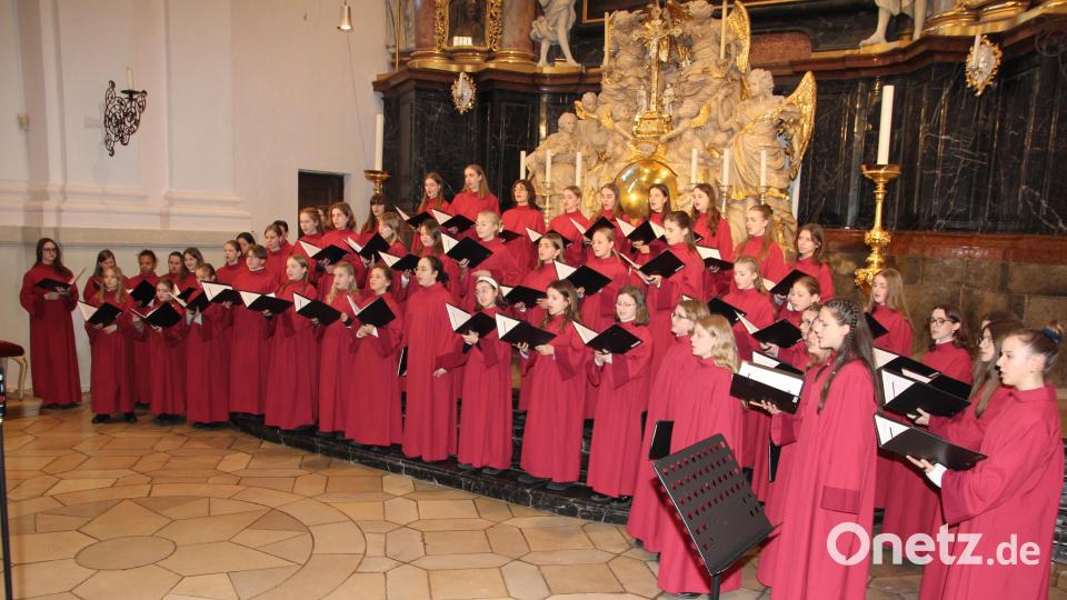 Der Mädchenchor der Domspatzen vor dem Hochaltar in der Basilika. Bild: kro
