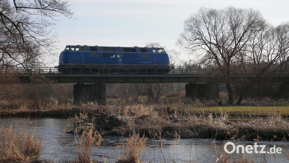 Leerfahrt mit einer 221 136-5 EGP von Nürnberg nach Weiden im März 2016 bei Weiherhammer. Bild: Reinhold Buchner