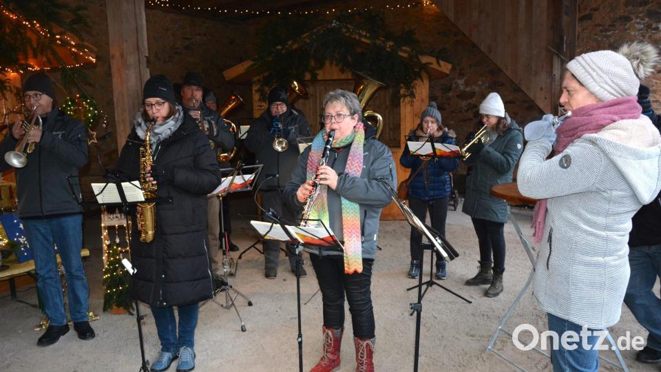 Die Blaskapelle Konnersreuth spielte vorweihnachtliche Weisen. Bild: jr