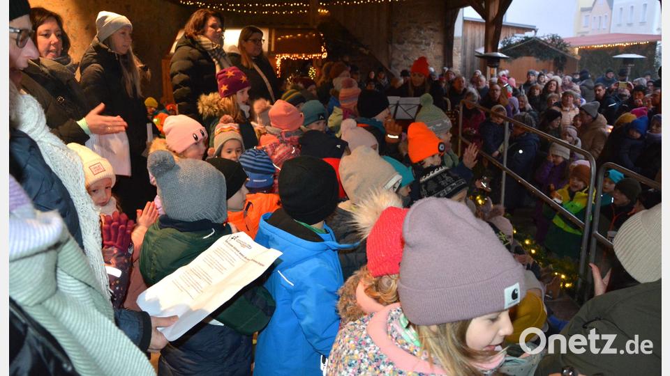 Kindergartenkinder sangen auf der Bühne zwei Lieder vor großem Publikum. Bild: jr