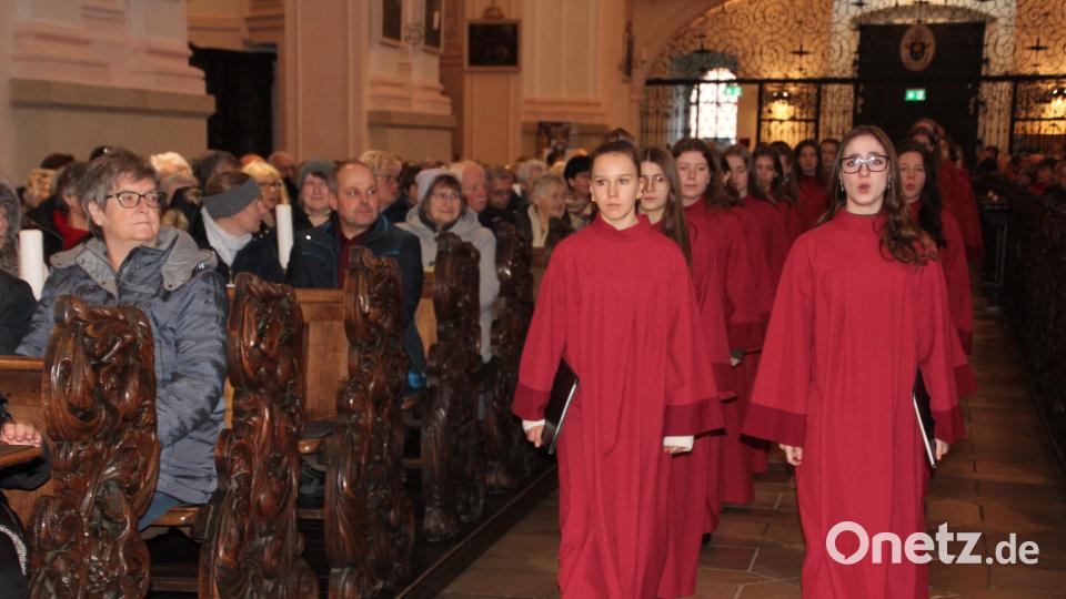 Imposant war schon der Einzug des Mädchenchors der Regensburger Domspatzen, die dabei &quot;Es ist ein Ros entsprungen&quot; sangen. Bild: kro