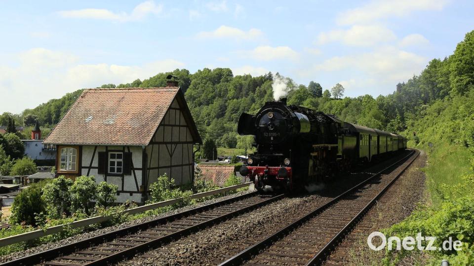 Dieser Dampf-Sonderzug mit einer Lok 52 8195 FME schickte der Fränkische Museums Eisenbahn e. V. im Mai 2016 durch Neustadt/WN. Bild: Reinhold Buchner