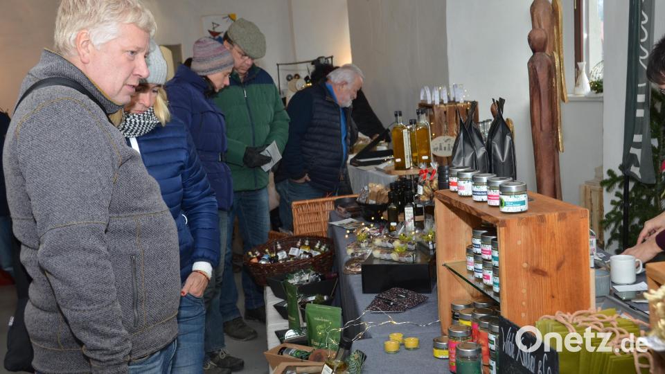 An zwei Tagen des ersten Adventswochenendes haben tausende Besucher aus der Region wieder &quot;Advent im Schloss&quot; besucht. Zurück an alter Stelle übt dieser Ort eine besondere Anziehungskraft aus. Bürgermeister Andreas Wutzlhofer war schier überwältigt über den grandiosen Zuspruch. Bild: dob