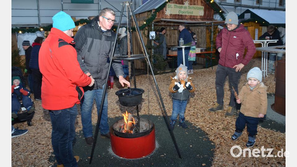 An zwei Tagen des ersten Adventswochenendes haben tausende Besucher aus der Region wieder &quot;Advent im Schloss&quot; besucht. Zurück an alter Stelle übt dieser Ort eine besondere Anziehungskraft aus. Bürgermeister Andreas Wutzlhofer war schier überwältigt über den grandiosen Zuspruch. Bild: dob