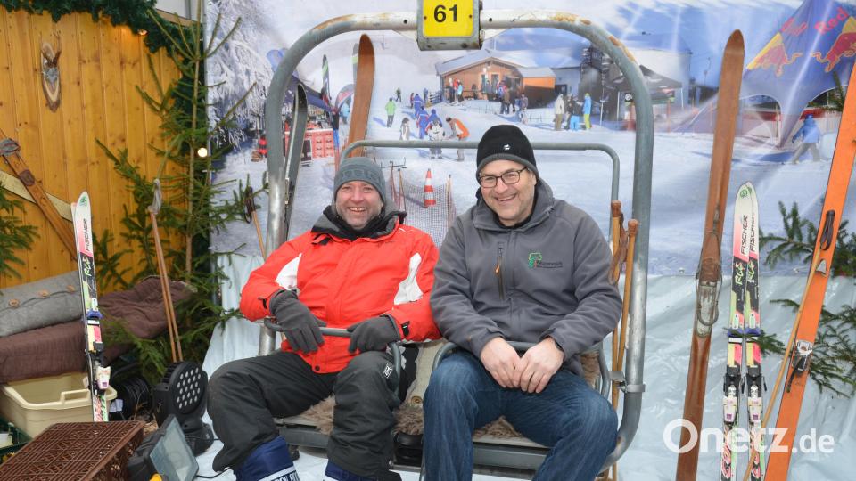 Die Stadträte Bernd Koller und Josef Maier einträchtig in der Gondel des Fördervereins für den Skilift Fahrenberg. Bild: dob