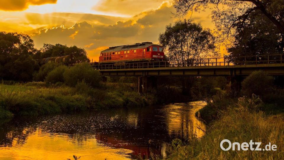 Reinhold Buchner aus Etzenricht fotografiert Züge. Seine Bilder zeigen Loks, die durch Baumreihen fahren, Dampfloks an den Bahnhöfen in Vilseck, Freihung und Neustadt/WN. Diesel- und Elektrozüge unzähliger Baureihen fahren über Brücken, im Abendlicht oder durch Winterlandschaft. Bild: Reinhold Buchner
