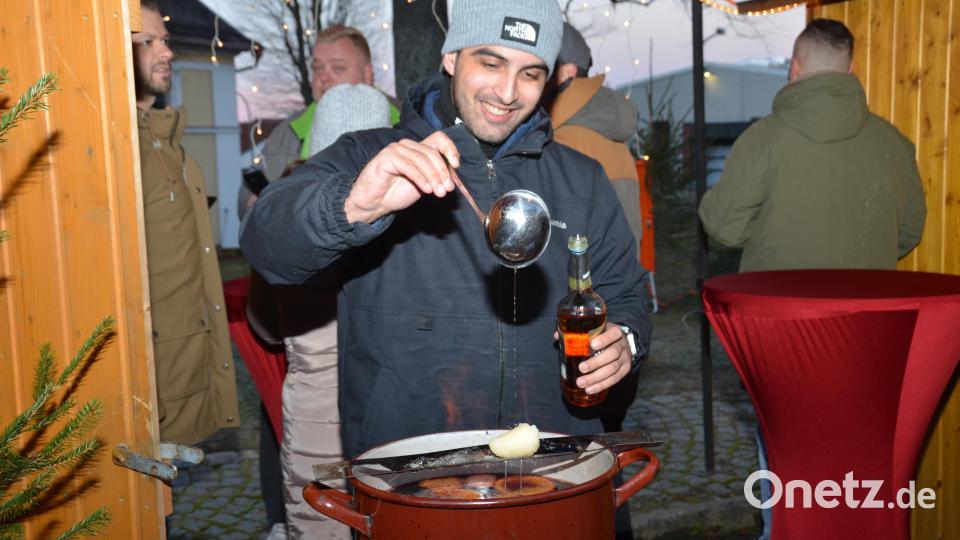 Von den Fußballern der Spielvereinigung wurden wieder literweise Feuerzangenbowle ausgeschenkt. Die Flammen züngelten über dem Topf. Bild: dob