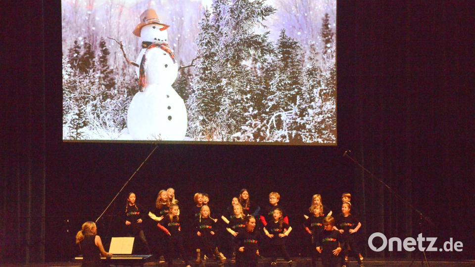 Der Kinderchor "chOHRwürmer" wurde bei seinen Liedern von wunderschönen Bildern auf der Leinwand optisch unterstützt Bild: bey
